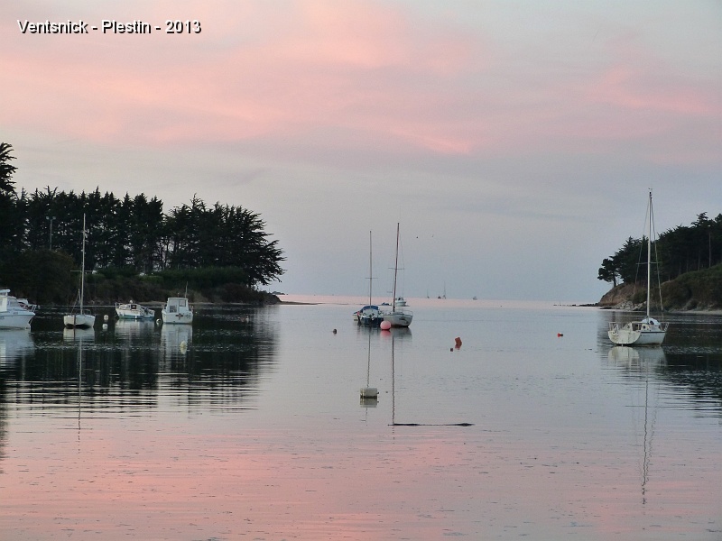 P1070444.jpg - Le soir tombe, le ciel rougeoie et colore le paysage de l'embouchure du Douron. Les personnes encore présentes se donnent rendez-vous dans une crêperie pour un ultime moment de convivialité. Que de bons moments passés à Plestin. Pour certains d'entre-nous la route est longue pour s'y rendre, mais l'envie de recommencer est la plus forte. Nous rêvons déjà d'y retourner l'an prochain ! Merci à Yann, à  Marie et Thierry, à Gwanaëlle qui nous a concocté un si bon repas le samedi soir. Merci à toutes celles et ceux dont nous ne connaissons pas les noms, qui oeuvrent dans l'ombre ou sur le terrain, pour rendre cette fête possible. A l'an prochain ! Nous vous laissons le soin de découvrir les autres rubriques de notre reportage.