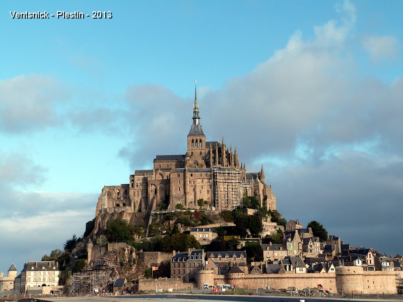P1070102.jpg - Nous consacrons la journée du vendredi au tourisme local.  L'incontournable Mont-Saint-Michel se dresse bientôt devant nous ...