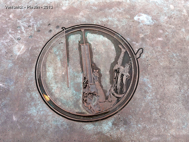 P1070161.jpg - ... son tablier de bronze est orné d'une représentation de "l'attrapeur d'étoile" dont l'instrument, qui vise l'étoile polaire, permettait de connaitre l'heure de la nuit en fonction de la rotation des étoiles ...