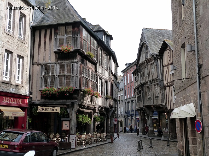 P1070181.jpg - ... maisons typiques et rues pavées ...