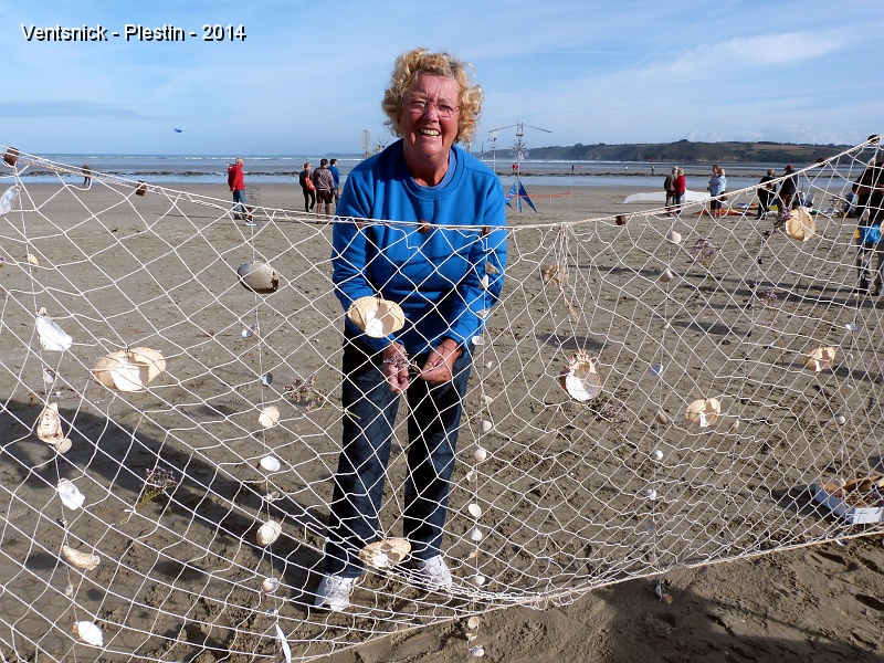 P1110384.JPG - Geneviève Vansnickt installe un filet "coquillages et crustacés" ...