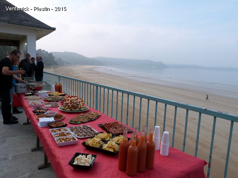 P1150891.JPG - ... un beau buffet apéritif attend les convives.