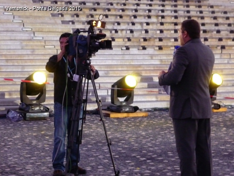 P1030462.jpg - ... le présentateur intervient en direct ...