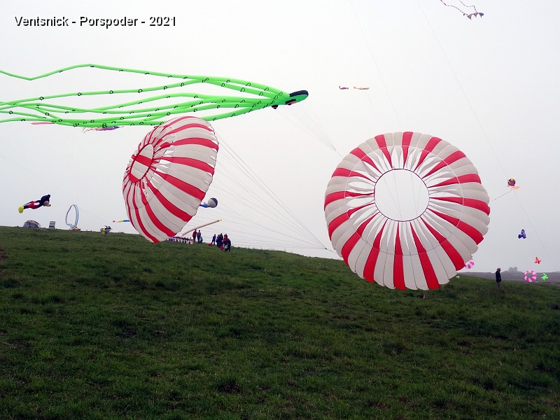 DSC05780.JPG - Les bols de Jean-Claude Anquier tirent fort sur leurs points d'attache, ...