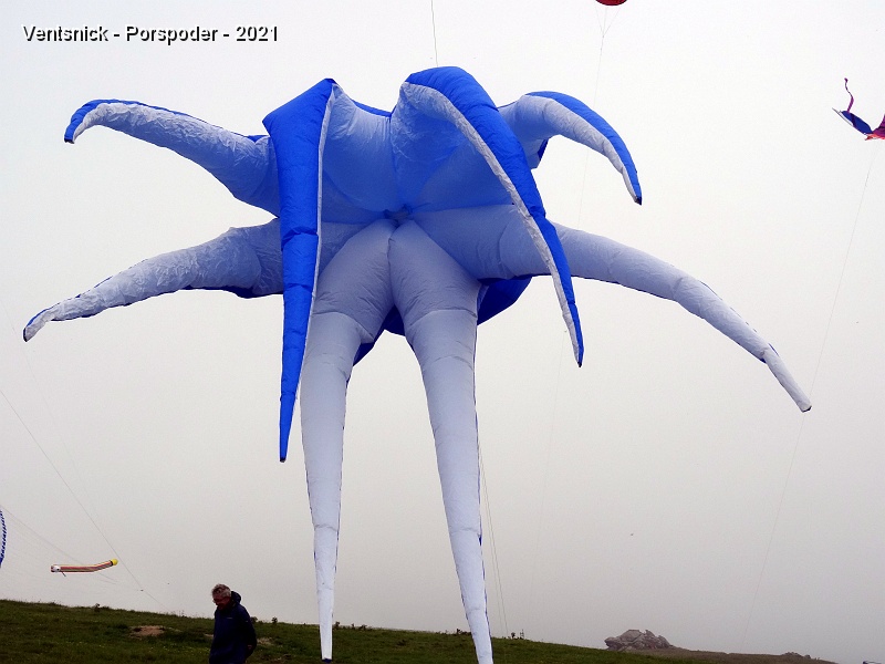 DSC05786.JPG - Geert Verbanck accroche son nouveau poulpe à la ligne de son cerf-volant.