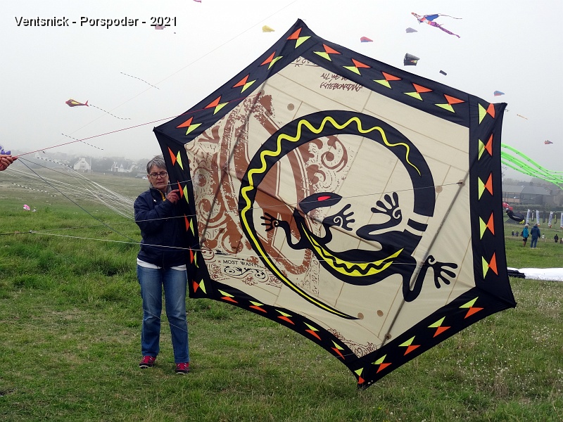 DSC05806.JPG - "Icare Encore" est un goupe de cerfs-volistes de Bretagne qui participe pour la première fois à l'Esti'Vent. Ce Rokkaku a été assemblé en récupérant de la toile issue du monde du kite surf, ...