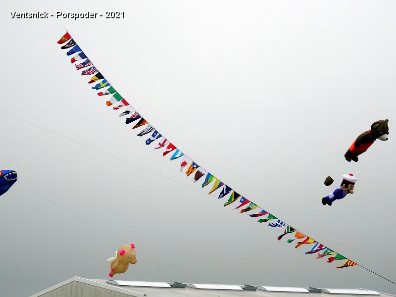 DSC05826.JPG - L'imposante ligne décorée de drapeaux de Ti Mimi se dresse vers le ciel.
