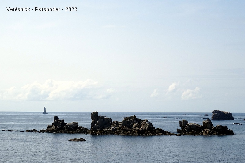 DSC02437.JPG - ... au loin se profile le phare du Four.