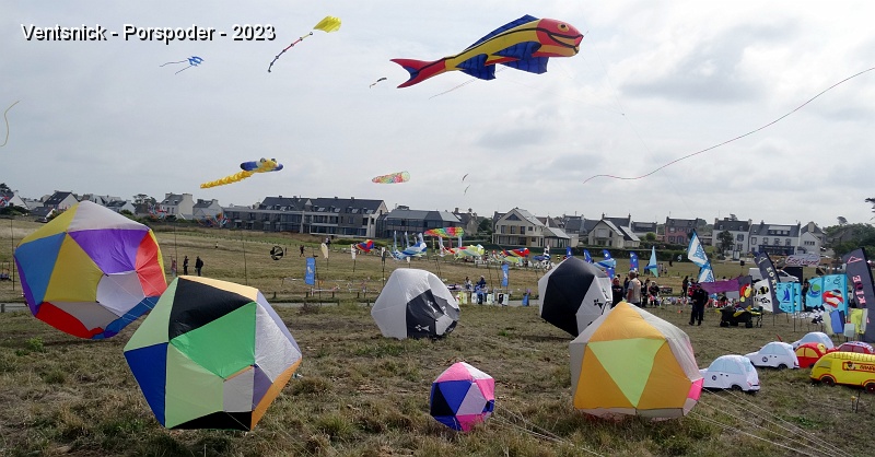DSC02490.JPG - ... des ballons qui sautillent , ...