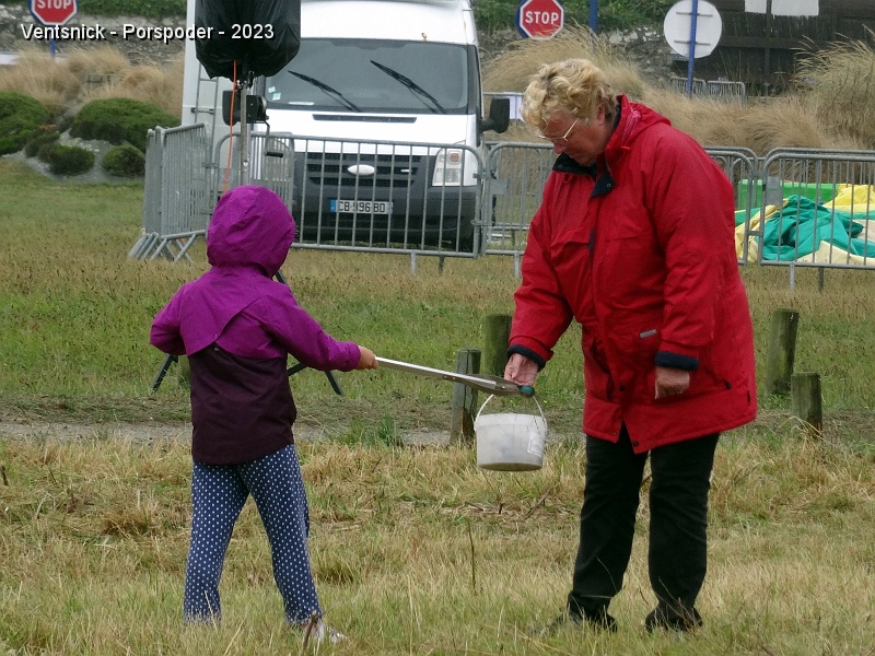 DSC02537.JPG - Sophie désire aider les bénévoles en nettoyant le terrain !