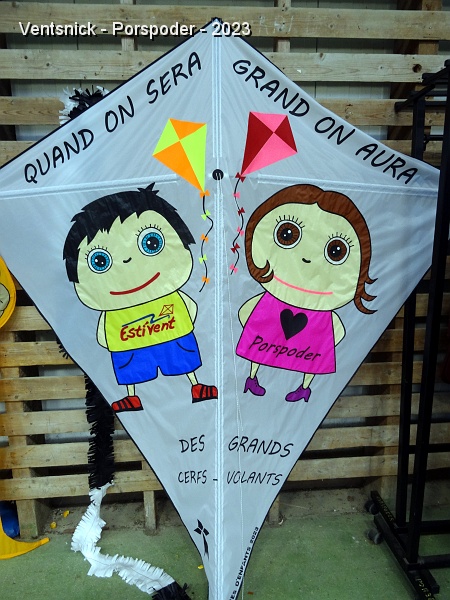 DSC02550.JPG - Pour Hélène et Joachim Cadieux les enfants rêvent de faire voler un grand cerf-volant lorsqu'ils seront grands.