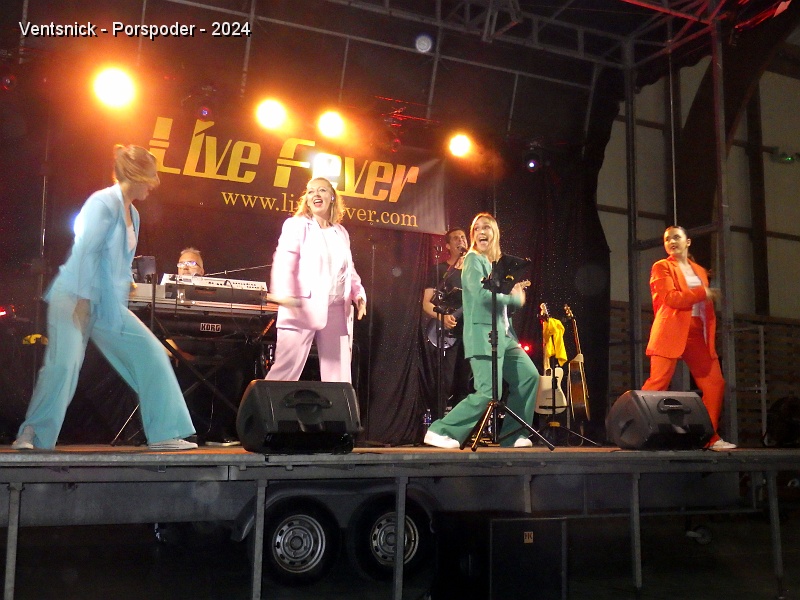 RIMG0762.JPG - Puis les chanteuses et danseuses des Live Fever animent le bal populaire de fin de soirée.