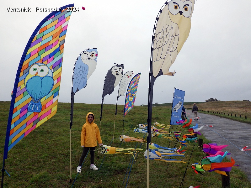 RIMG0685.JPG - Samedi matin, nous installons notre jardin du vent sous le crachin Breton ! Sophie, l'un de nos petits-enfants, nous accompagne, ...