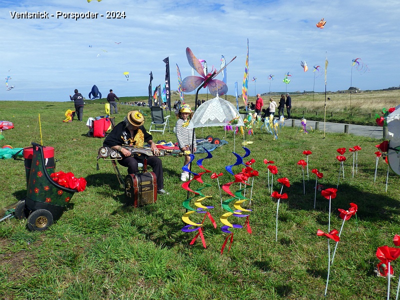 RIMG0776.JPG - Le jardin de Claudine et de Claude Lebourgeois est orné d'innombrables coquelicots.