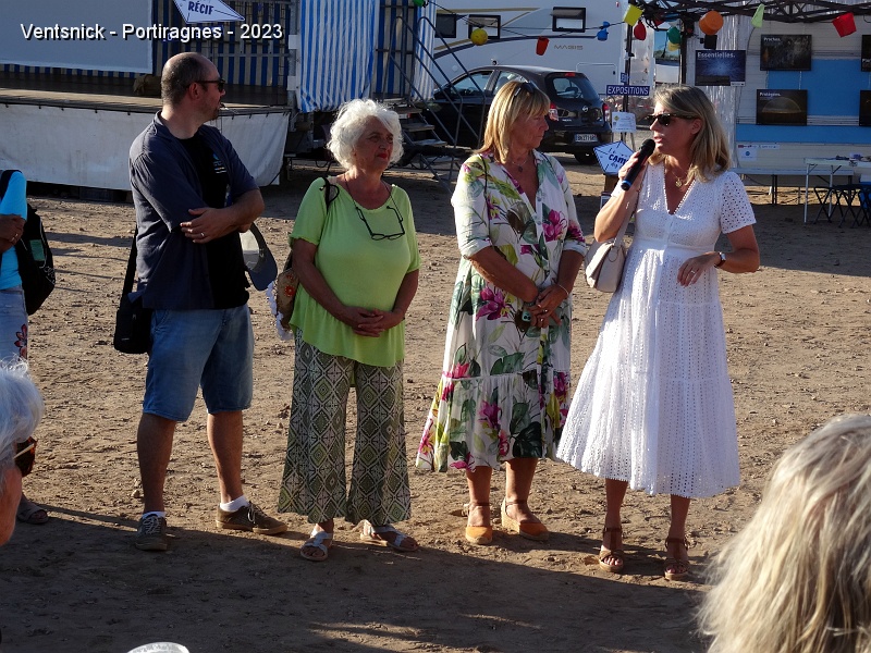 DSC02960.JPG - Gwendoline Chaudoir,  Maire de Portiragnes, nous honore de sa présence. Elle met en avant la protection des espaces naturels locaux et remercie la présence des cerfs-volistes qui, annèe après année, animent la plage.