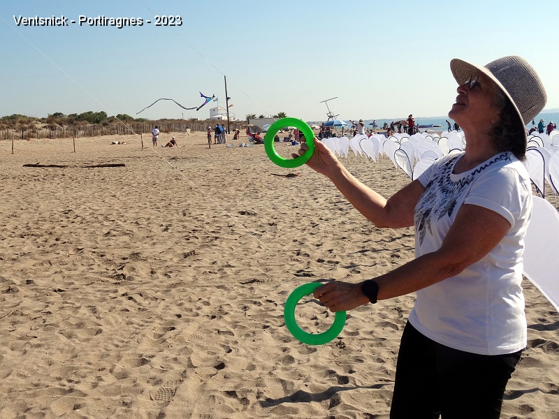 DSC02900.JPG - Ne vous y trompez pas : Marie n'est pas au bas d'un pilotable mais contrôle le vol de 2 cerfs-volants statiques !