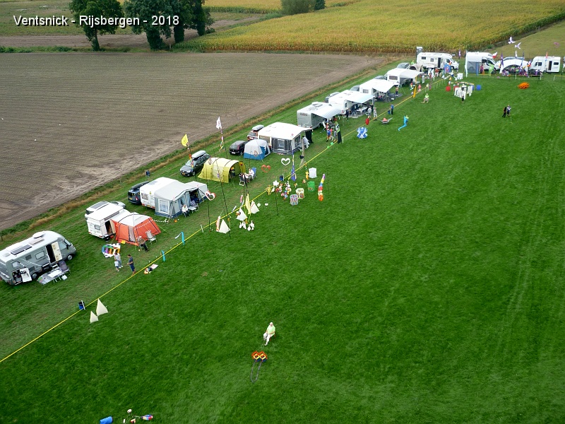 P1280752.jpg - Camping-cars, tentes et caravanes sont implantés en périphérie du terrain de vol ...