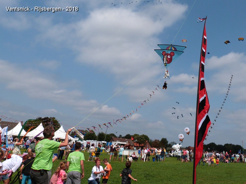 P1310480.jpg - Et, pour terminer cette bonne ambiance : Peluches parachutistes.