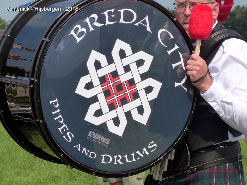 P1310490.jpg - Les "Pipes and Drums" de la ville de Breda ...