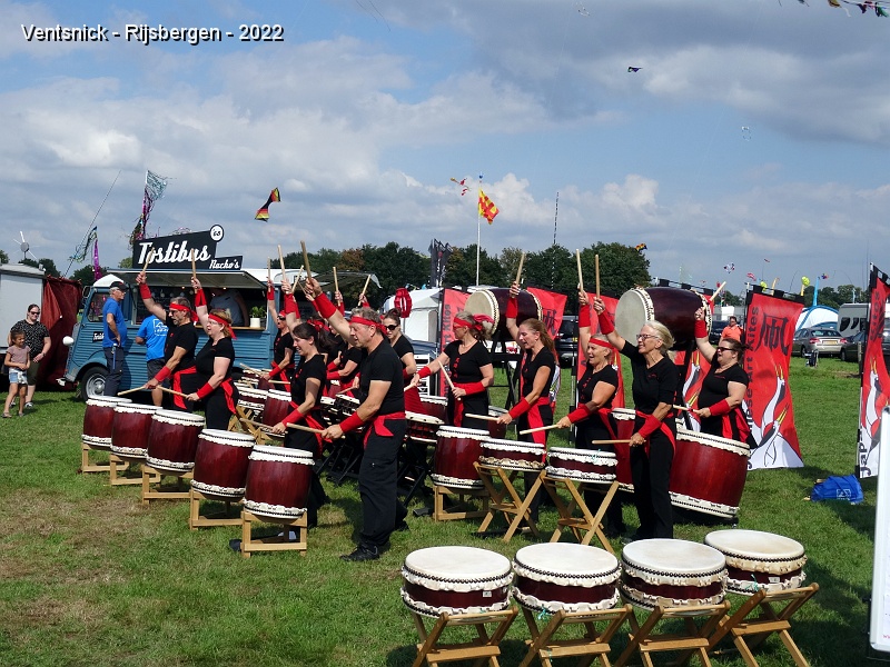 DSC00045.JPG - Les percussionnistes du groupe "Tomodachi Taiko" ...