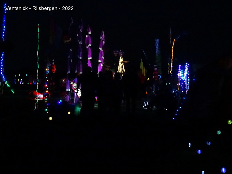 DSC00096.JPG - ... des lueurs colorées scintillent dans la nuit.