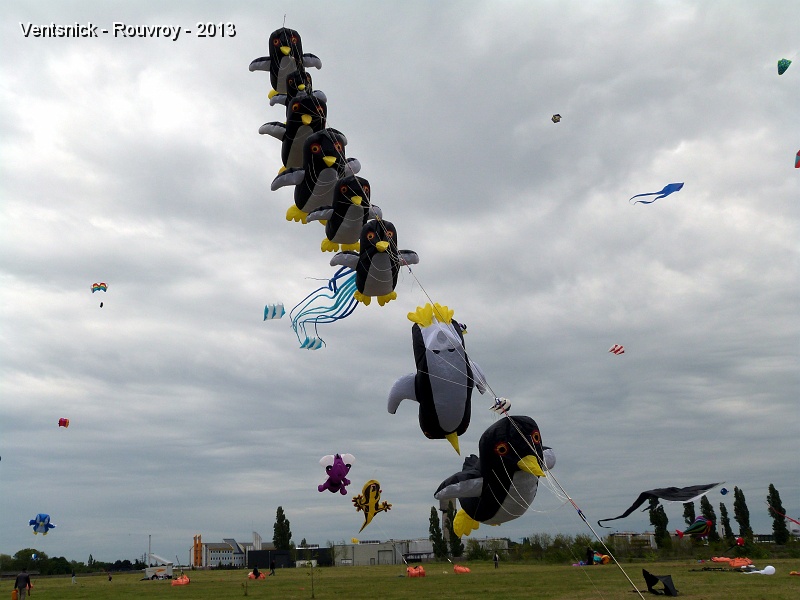P1040719.jpg - ... brochette de pingouins des Sky Fliers, dont l'un est pendu par les pieds ...