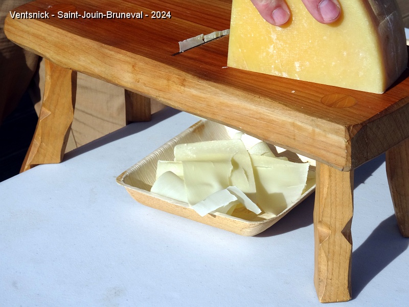 DSC04656.JPG - ... tranche finement du fromage à raclette suisse !