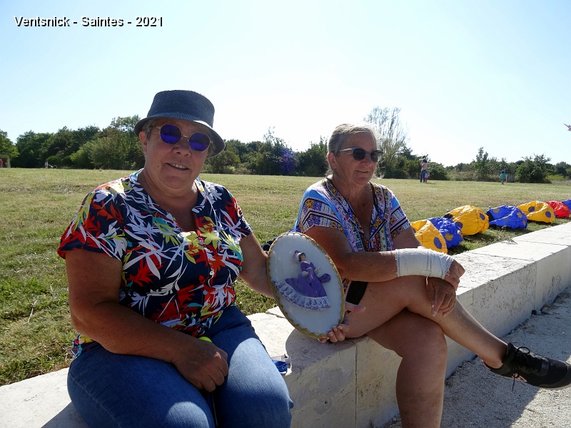 DSC06691.JPG - Et, pour terminer, "Hophophop" entre deux "Saintes" à Saintes : Marie-Christine et Tit Annick !
