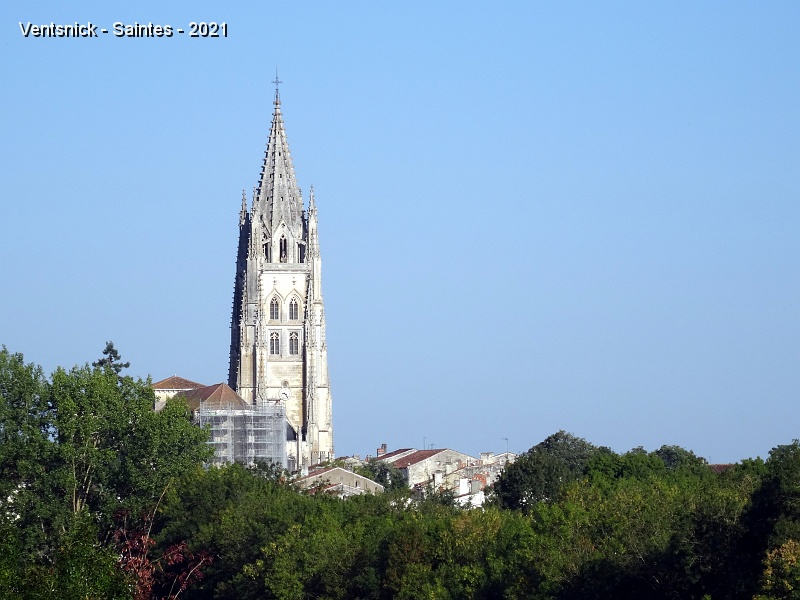 DSC06732.JPG - La basilique Saint-Eutrope vue du terrain de vol.