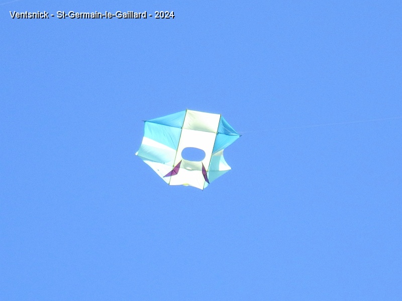 RIMG0635.JPG - ... puis ce cerf-volant initialement destiné à la photographie aérienne , à la sonorité asiatique : le Yakamaté, autremant dit : [il n'] y a qu'à mater !