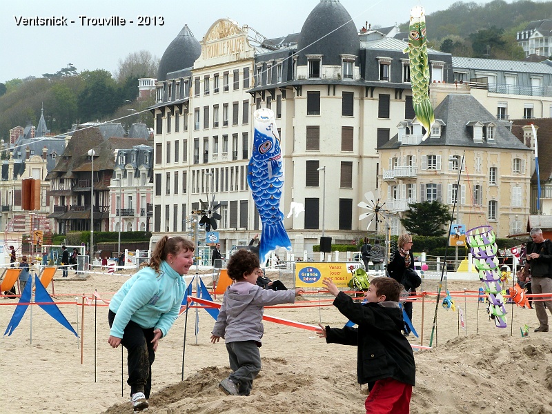 P1040027.jpg - ... il titille les enfants qui, spontanément, cherchent à attraper les poissons ...