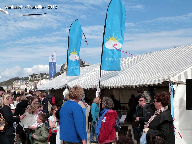 P1040051.jpg - ... Geneviève Vansnickt et Marie-Pierre Lecuyer sont sollicitées par l'organisation pour arbitrer le concours du plus beau cerf-volant décoré par les enfants ...