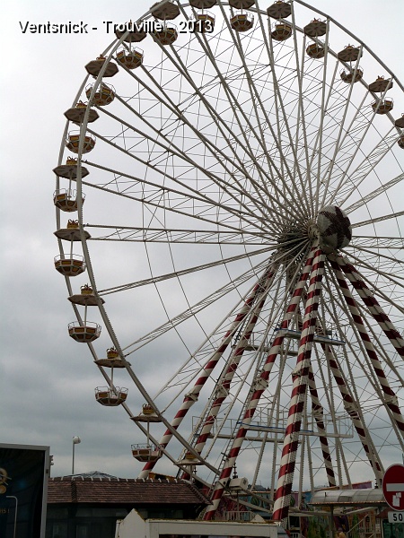 P1030936.jpg - ... une grande roue est installée près du Casino ...