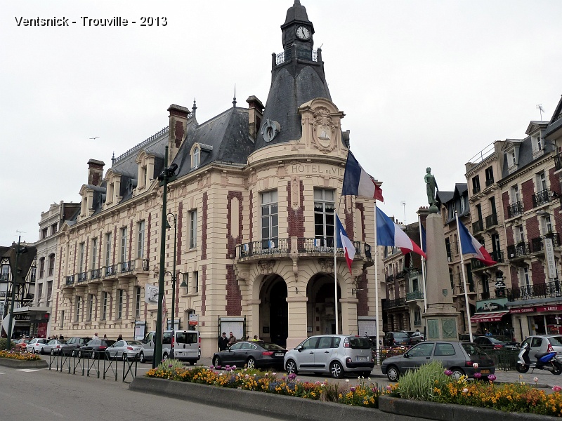 P1030939.jpg - ... l'hôtel de ville ...