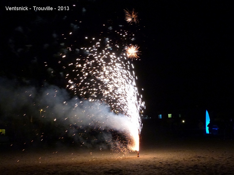 P1040010.jpg - ... des feux d'artifice contribuent à l'ambiance féérique du vol nocturne ...