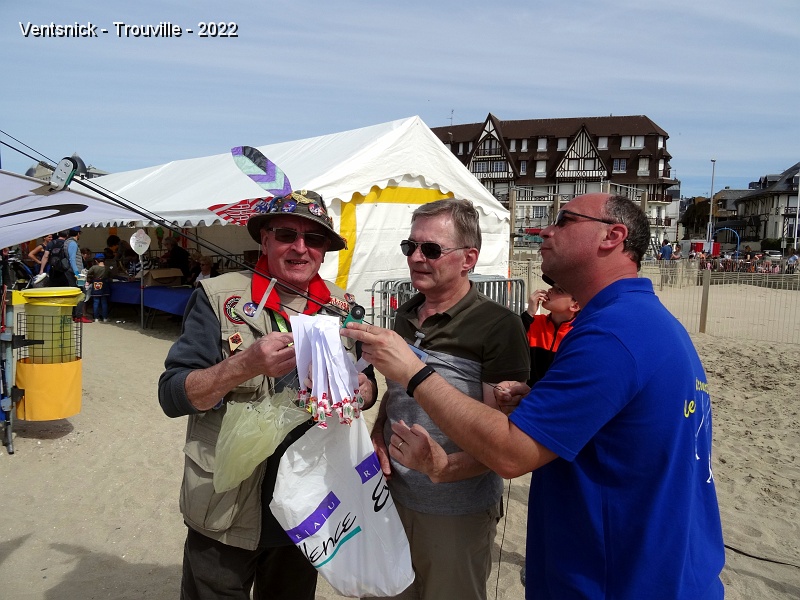 DSC08546.JPG - Yves, Hervé et Seb effectuent des lâchers de bonbons, ....