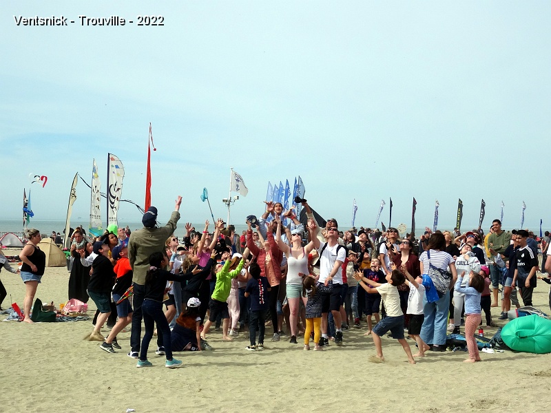 DSC08550.JPG - ... les bras se tendent vers le ciel !