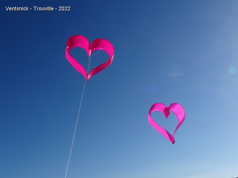 DSC08394.JPG - Du nouveau dans les sacs des cerfs-volistes : à droite le coeur d'Hervé Gaudefroy, à gauche le nôtre, ...