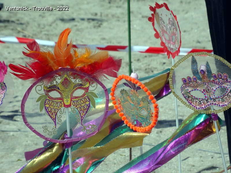 DSC08450.JPG - ... gros plan sur leurs masques, ...