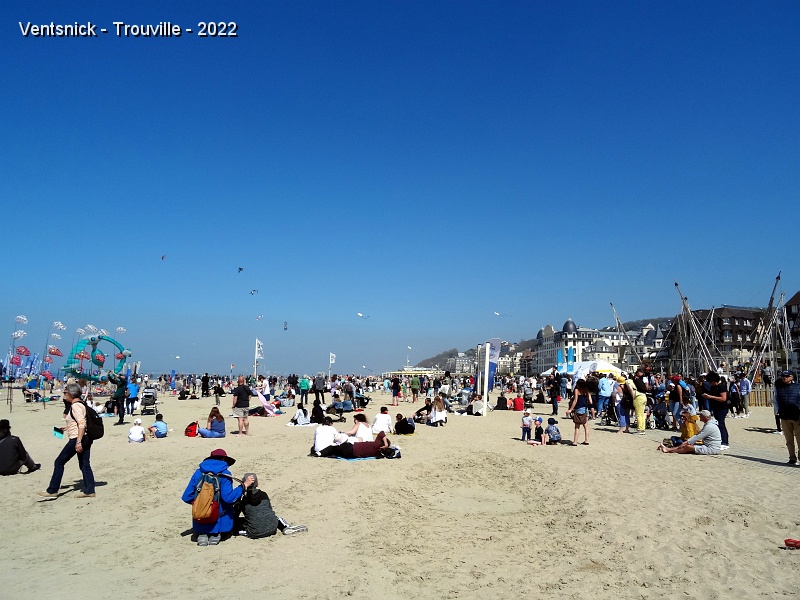 DSC08451.JPG - La plage et les cerfs-volants attirent de très nombreux visiteurs !