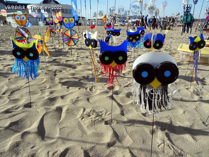DSC08480.JPG - ... et des masques issus du recyclage d'emballages de dosettes de café ! ...