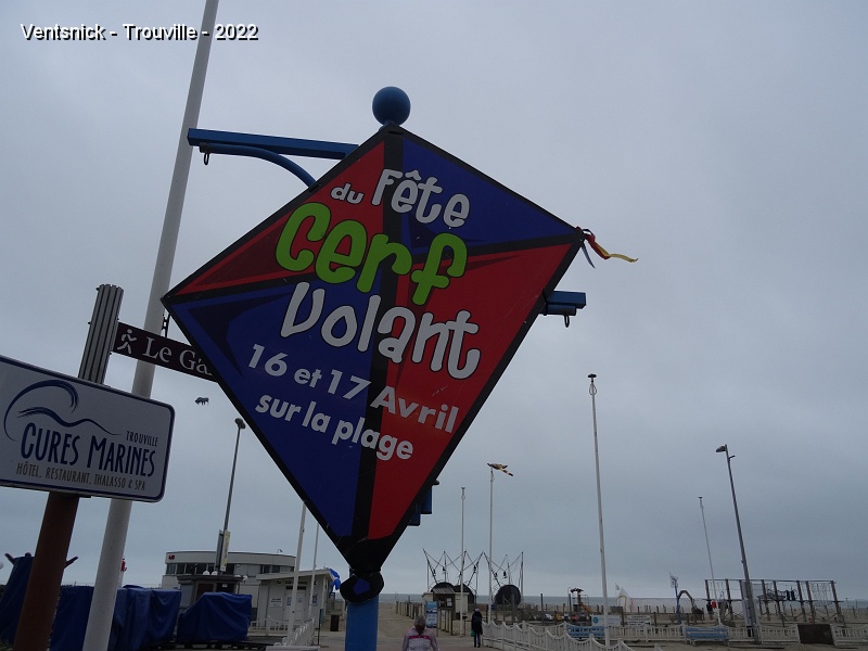 DSC08586.JPG - ... le public ne peux pas échapper à l'information, c'est bien ici que cela se passe !