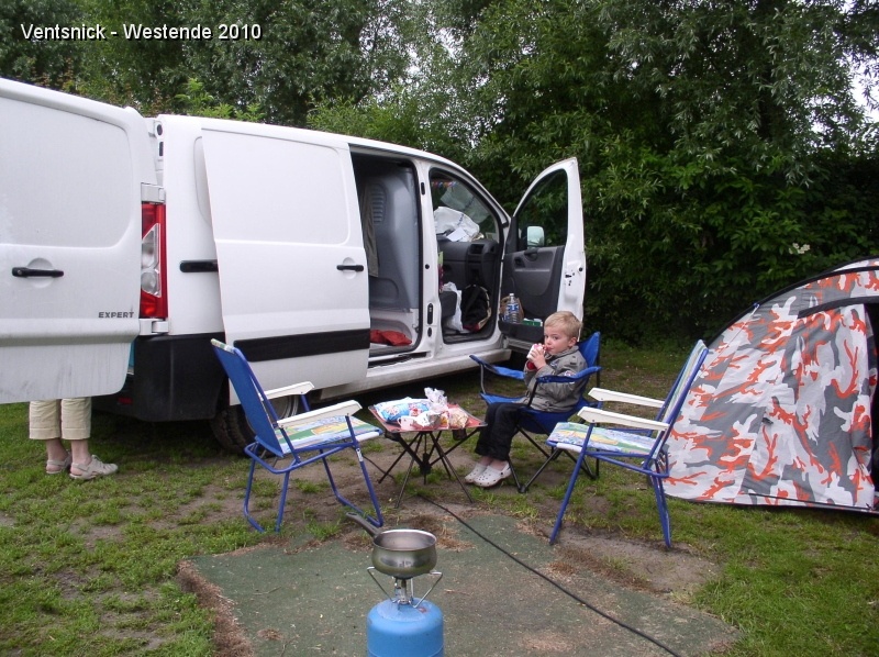 P6130200.JPG - Petit déjeuner après une nuit passée au camping. Dormir sous une tente : une première pour Maxence.