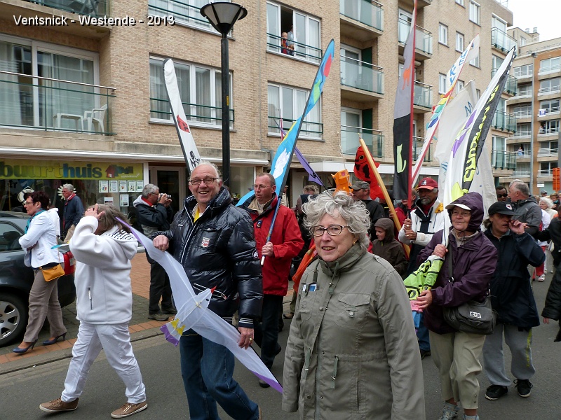 P1050219.jpg - ... d'un pas très lent derrière Astrid et Michel qui ouvrent la marche ...
