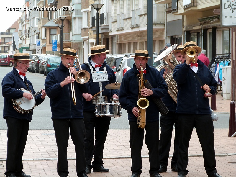 P1050276.jpg - ... orchestre de rue avec "Dixieland Street Band" ...