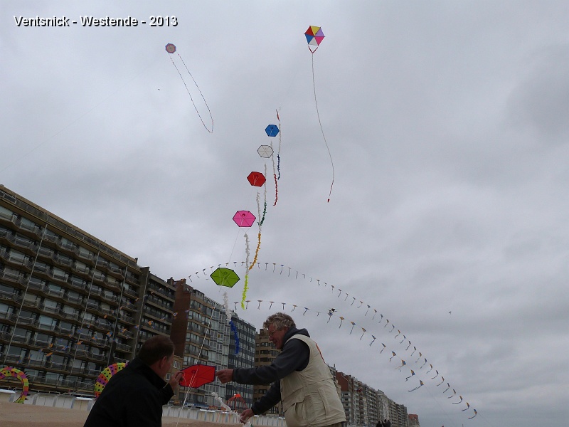 P1050336.jpg - ... la ligne se garnit de cerfs-volants multicolores ...
