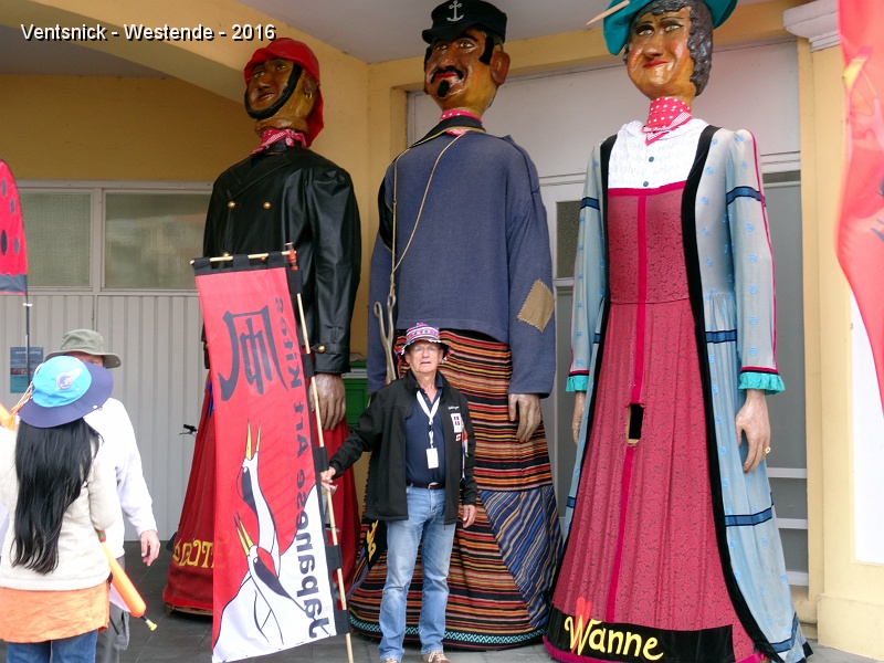 DSC00742.JPG - ... des géants vont se joindre au défilé ...