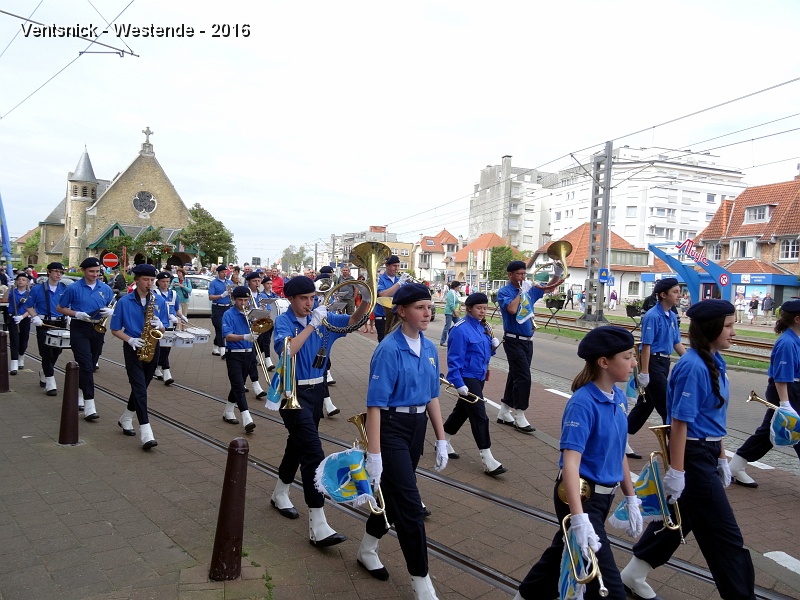 DSC00747.JPG - ... prend la tête du cortège ...