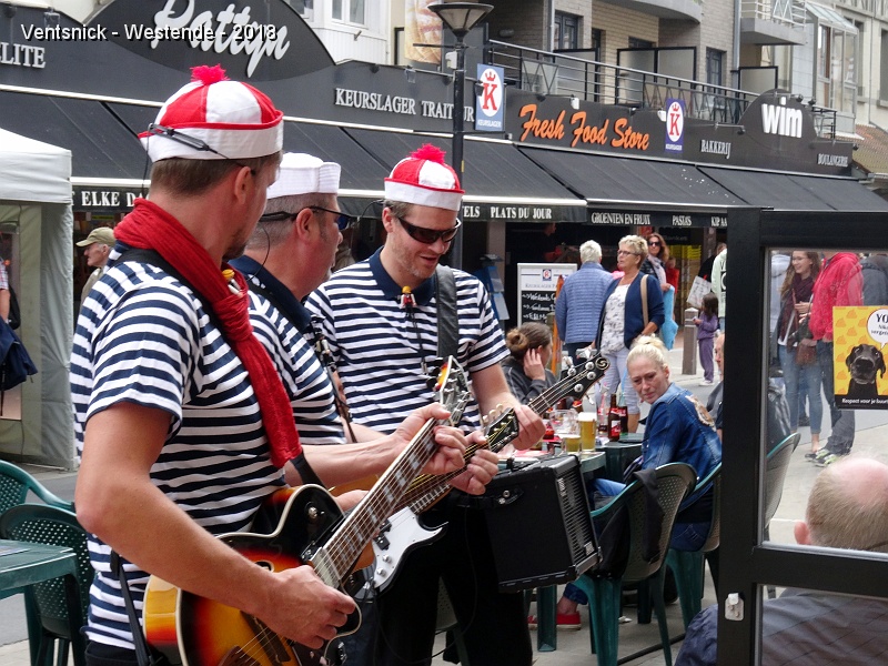 DSC00918.jpg - La musique de rue est omniprésente ...