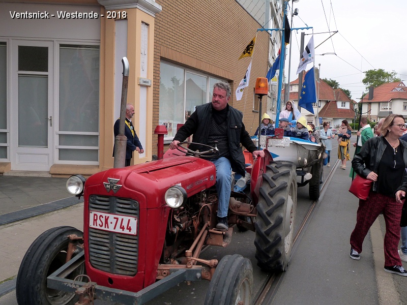 P1290678.jpg - ... un tracteur remorque ...